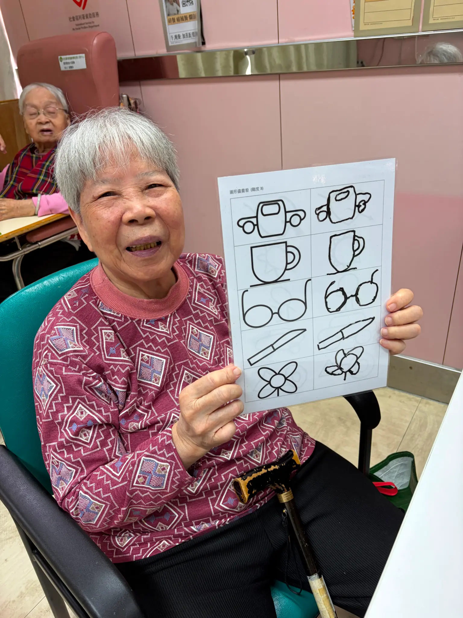 長者展示完成的生活化繪圖認知練習